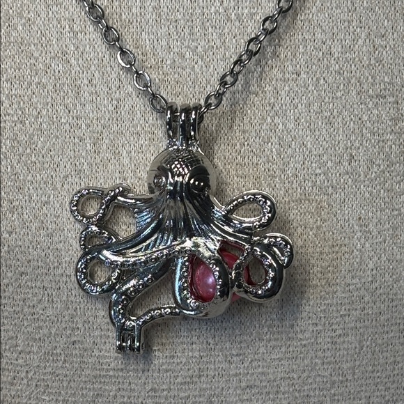 Jewelry - NEW Natural 7.7mm Pearl in Octopus Pendant Necklace Stainless Steel